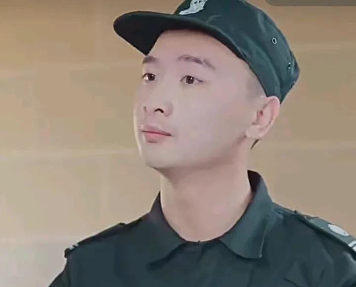 厂保安队走了副队长，日子特别舒坦！巡逻的戴着耳机声音还外放，坐岗的翘着腿手上玩着