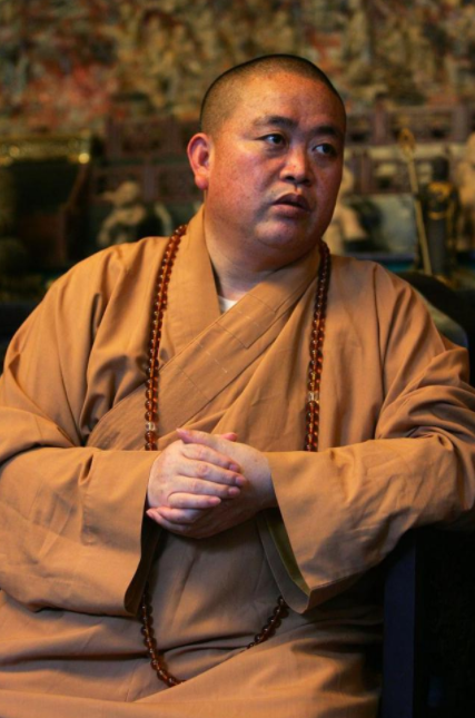 我问了在寺庙做义工十年的邻居老张，大和尚被带走后庙里还转得动吗。

他扫落叶的手
