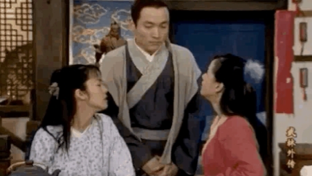 当年《李可乐寻人记》现场发布会上，喻恩泰按照主持人的要求和女演员做了几个动作，网