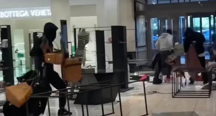 骚乱中又现“零元购”，洛杉矶苹果等店遭洗劫，这是美国的自由文明？
据湖北日报20