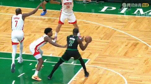 4送遮天大帽+防死布朗！小史密斯防守好强。
图1-3：直面隔扣补防送惊天大帽，挑