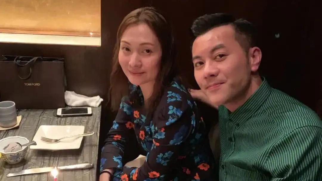 53岁梁汉文现身广州商场，独自逛街状态佳，保养得宜显年轻