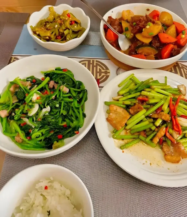 老公挣不到钱，难道就要离婚吗？
闺蜜都有两个小孩了，但是她今天和我说她离婚了！我