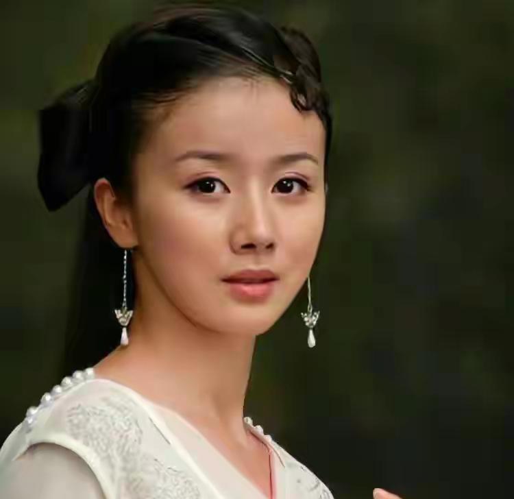 44岁孙菲菲官宣离婚引热议：“官宣”边界何在？公众期待理性表达
近日，44岁女演