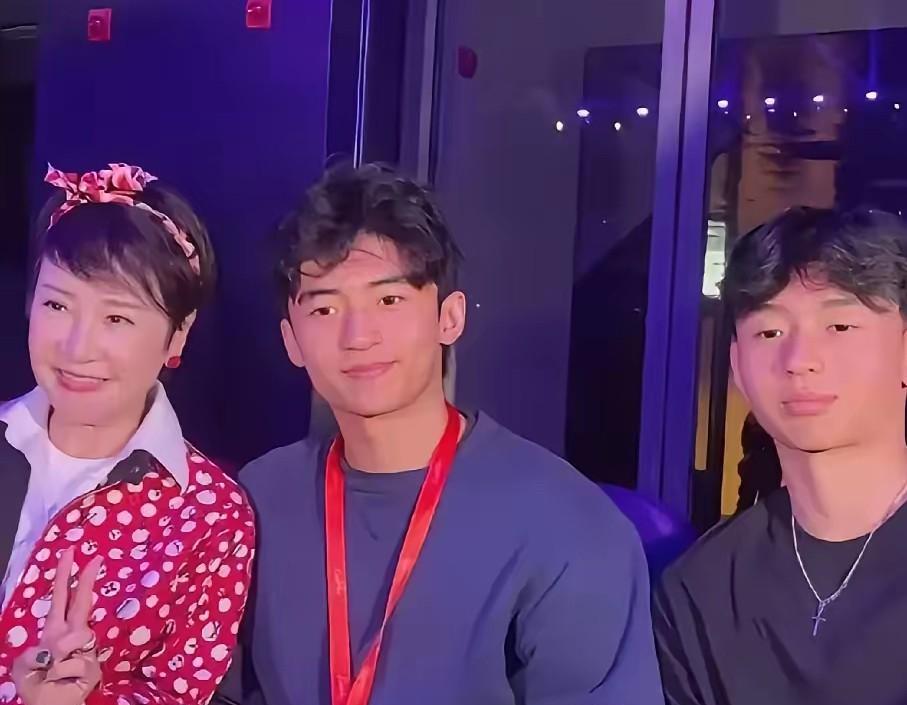 谁能想到啊
谢霆锋的一场演唱会，彻底撕掉了王菲的遮羞布，最大赢家竟然是默默守护孩