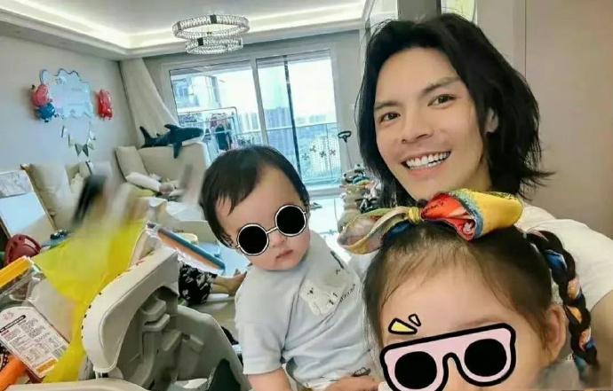 向佐自拍背景常显家中杂乱，引人疑惑。莫非有钱人的生活，也藏着不为人知的随性一面？