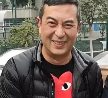 近日再见张嘉译，着实令人心生感慨。曾经那个风采卓然的他，如今已满头白发，身形也添