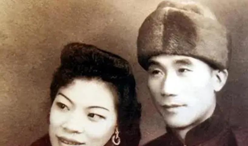 1950年，侯宝林将三位妻子叫到堂屋，四人坐下来商量留谁做“侯太太”，大太太和二