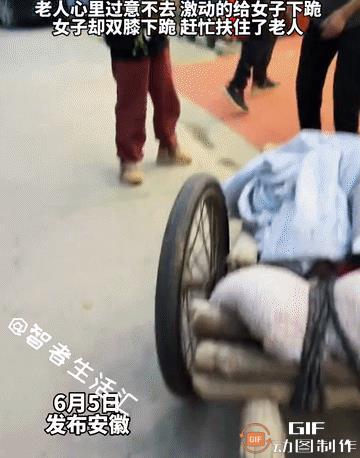 “泪目了！”安徽，一老大爷，吃力地推着坐在推车里的老伴，缓慢地走在人来人往的马路