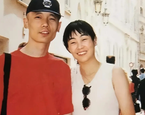 那一年，葛优求婚贺聪。谁知贺聪的父母坚决不同意自己的女儿嫁给一个戏剧团混子，并以