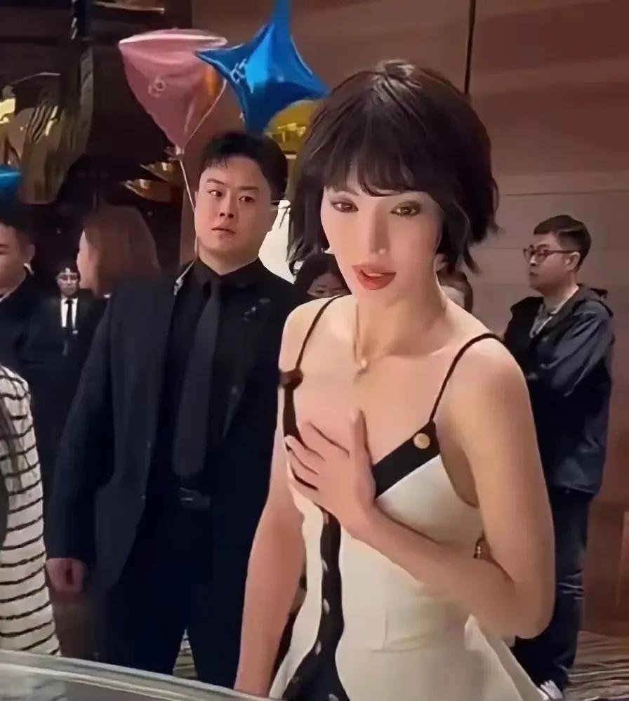 哇塞！金晨旁边的帅哥，你这是啥眼神啊？是羡慕？还是不屑？
有点“此地无银三百两”