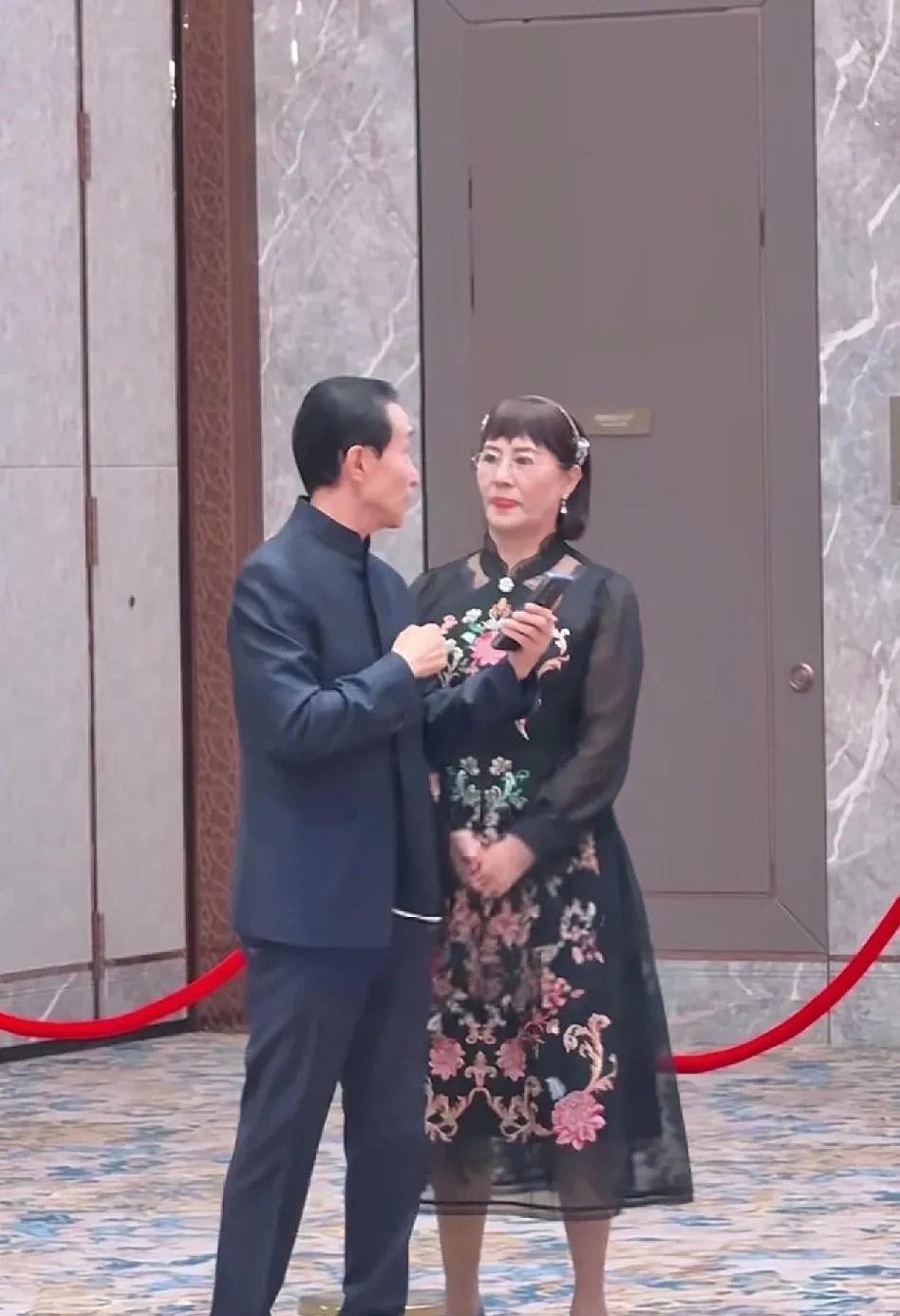 巩汉林67岁，妻子金珠比他小10岁，今年57岁，巩汉林穿上中山装，看着挺精神的，