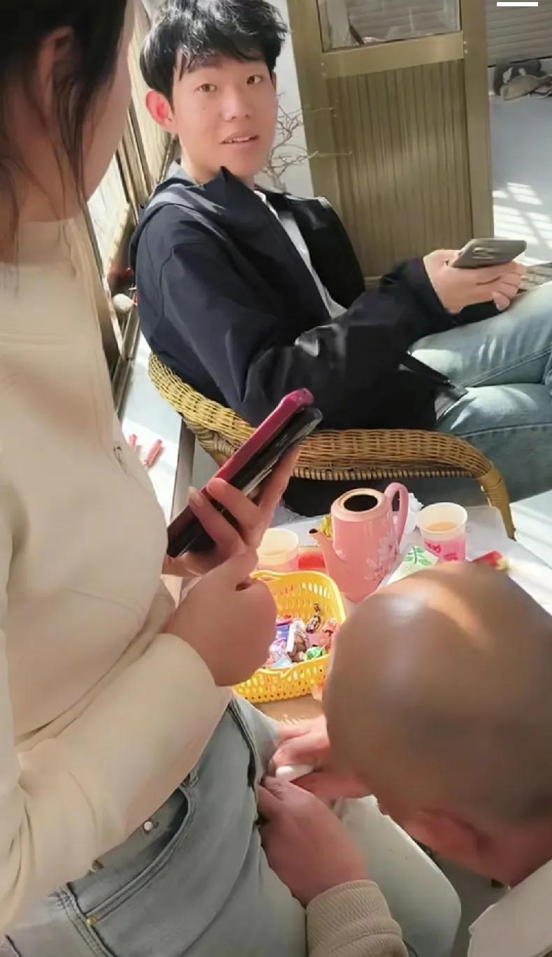 和谁结婚怎么可能是一样的呢？
同样是寻亲家庭，没对比，就没有真相。
姜甲儒爸爸有