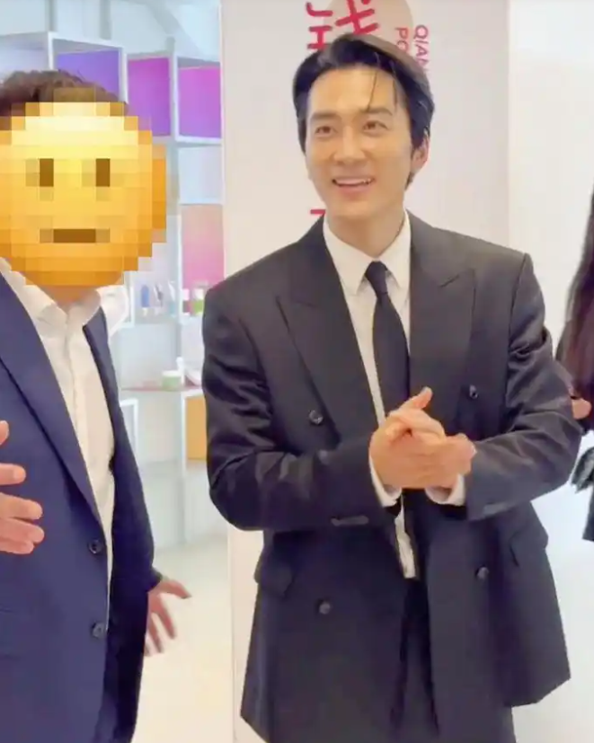 宋承宪杭州参加活动，颜值依然在线，网友：不愧是刘亦菲前任
