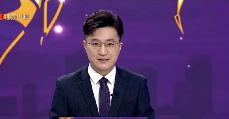 随着“苏超”的火爆出圈，年轻的江苏台体育解说员洪超也渐渐地被更多人所知。
洪超一