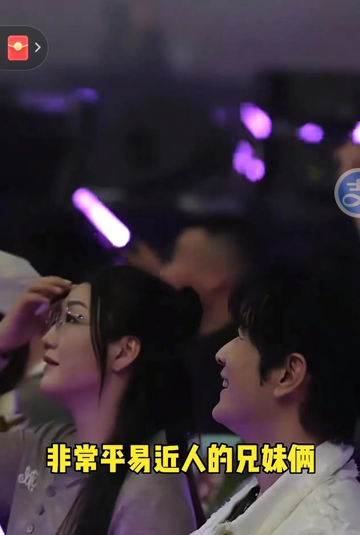 当竞技体育的热血遇上相声舞台的欢笑，这场跨界同框太有看点！黄晓明与陈梦这对兄妹惊