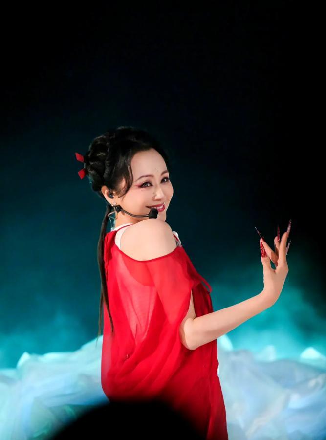 曹颖这姐们儿是真能扛，胃癌手术刚做完八天脖子上还挂着引流袋呢，硬撑着开直播带货，