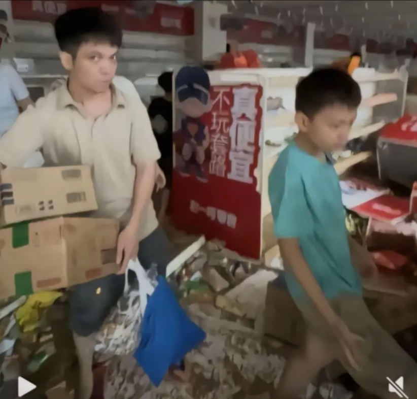 “丢脸丢到全国了！”广东怀集突遭暴雨，当地的一家赵一鸣零食店不慎遭灾。但是没想到