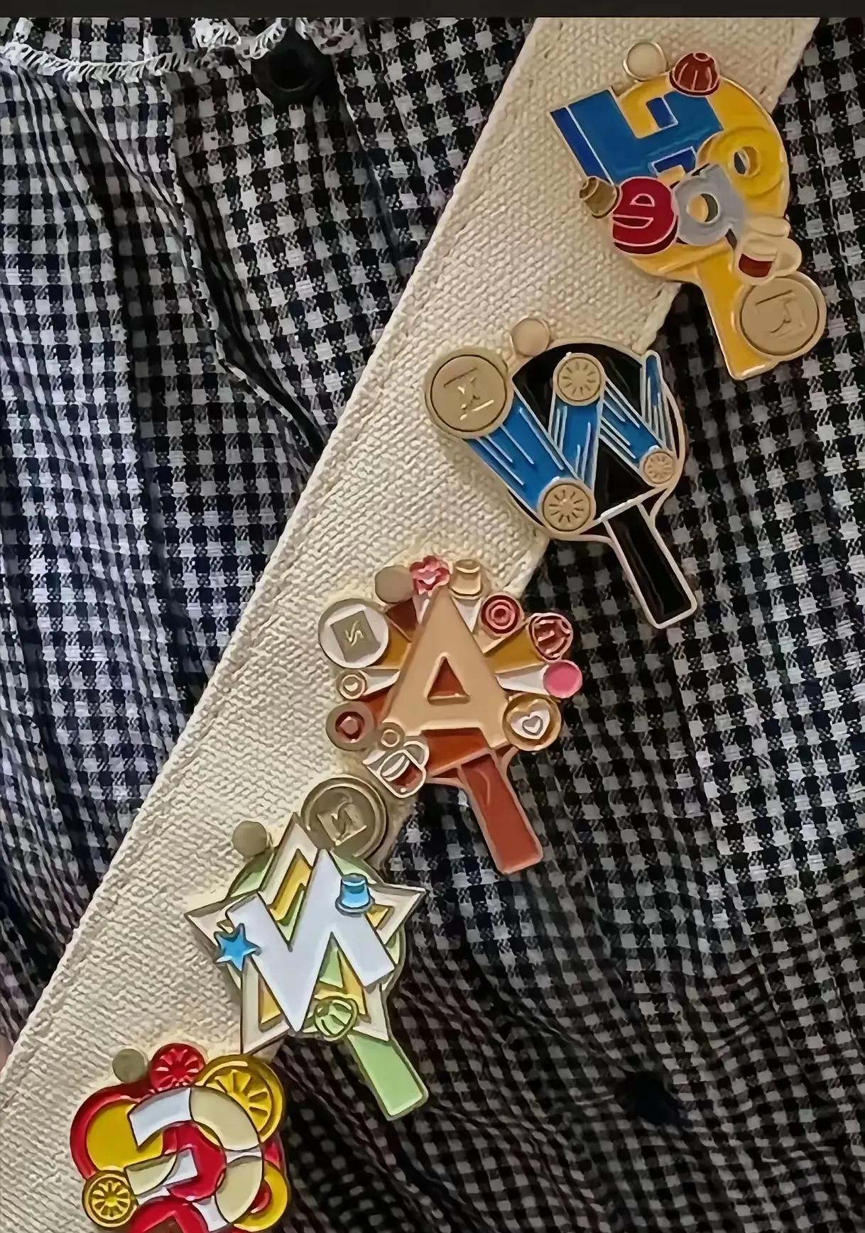 是什么样的徽章让王楚钦看了一眼就爱不释手呢！
今天我们先来近距离的看一下，昨天晚