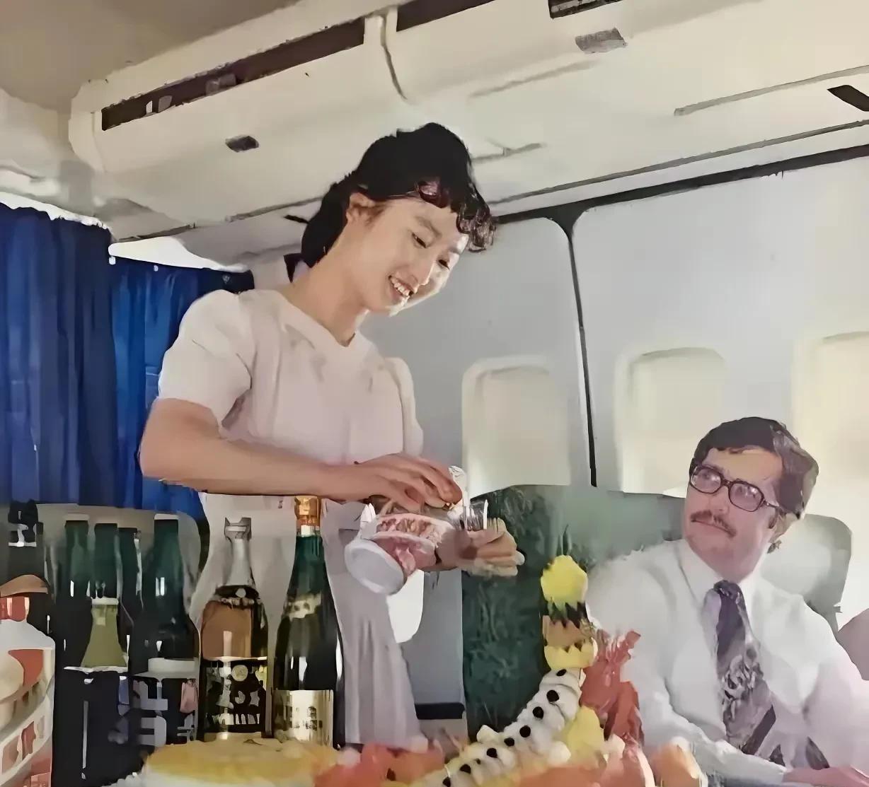 这是1985年一趟从北京飞往美国的航班，一位空姐推着餐车，正在给一位外国人倒茅台