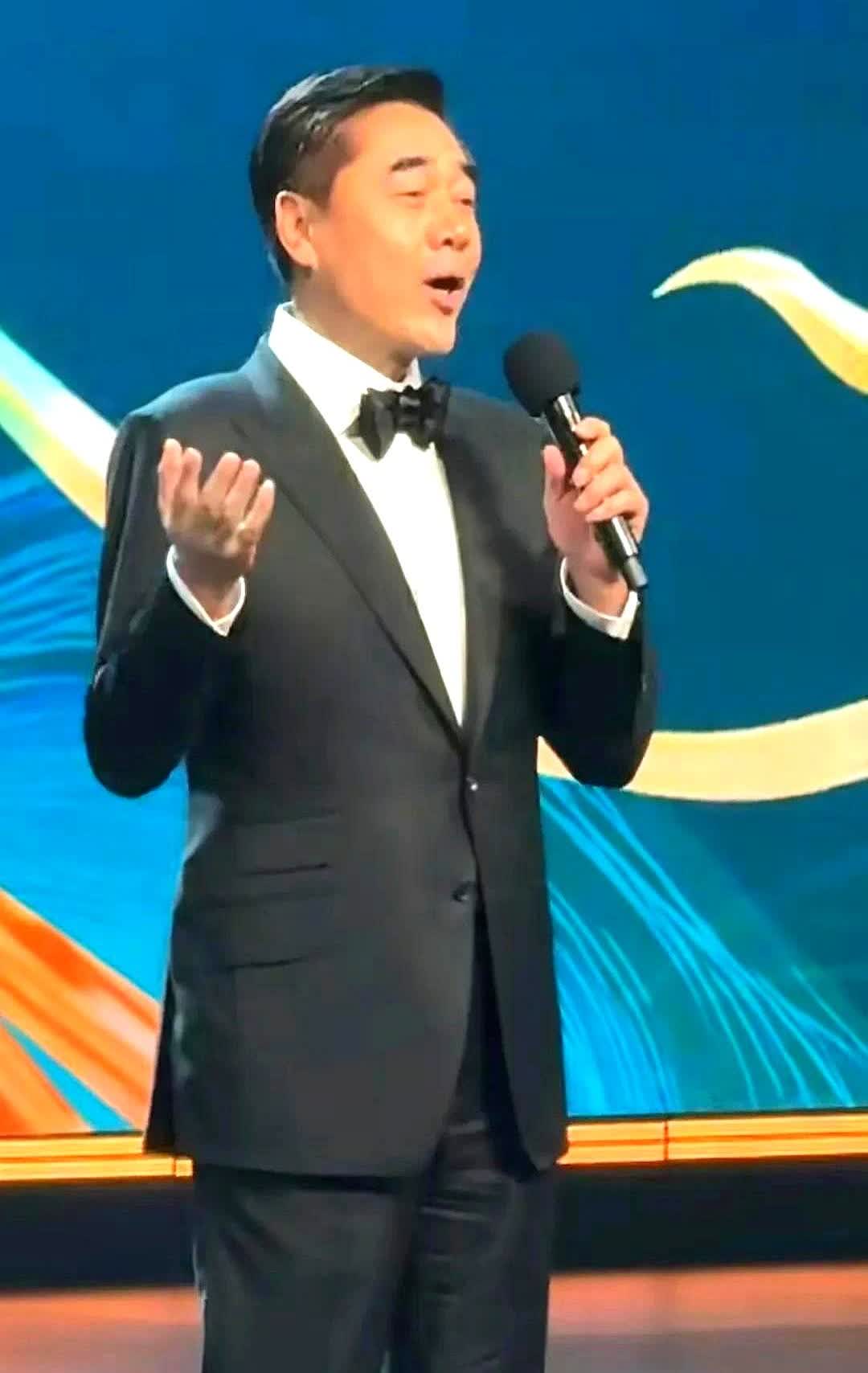 真是搞不懂陈宝国了！

马上就古稀之年的人了，老态龙钟，大腹便便，谢顶，这些