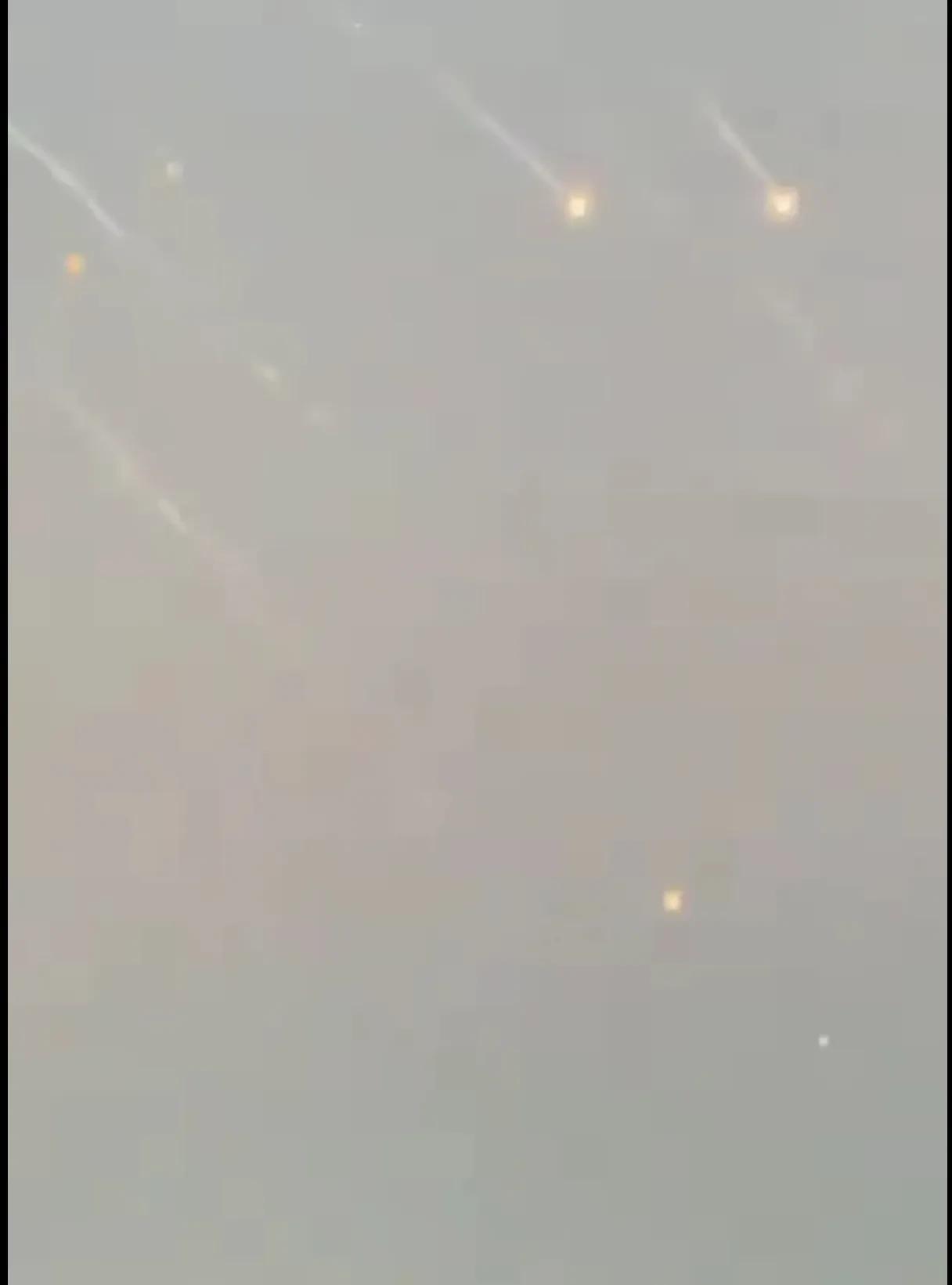 对以色列是4轮还是5轮了？有谁知道？
今天天亮的时候，以色列上空又下起了一波来自