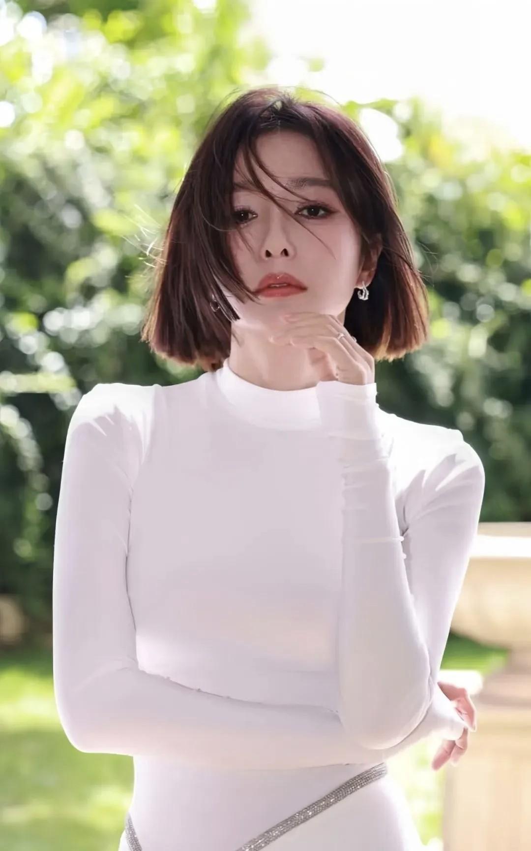 秦岚这白色紧身开叉裙也太敢穿了吧！前凸后翘的身材曲线直接封神，这腰臀比绝了！可仔