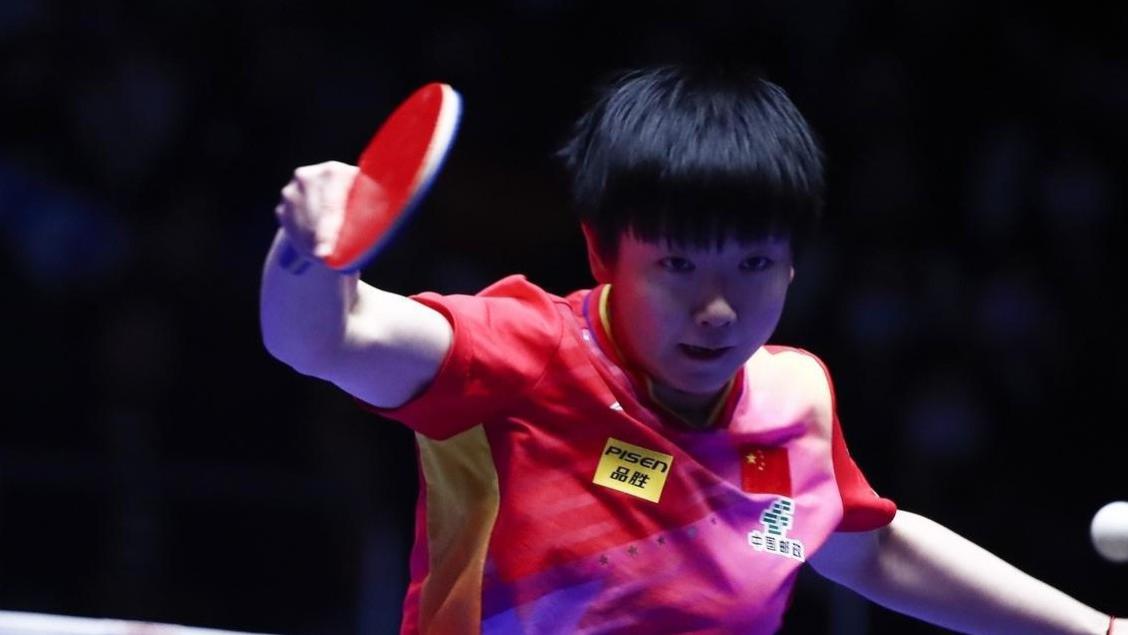 国乒合影前缺了孙颖莎！现场球迷不依不饶疯吼，马琳赶紧派人去找