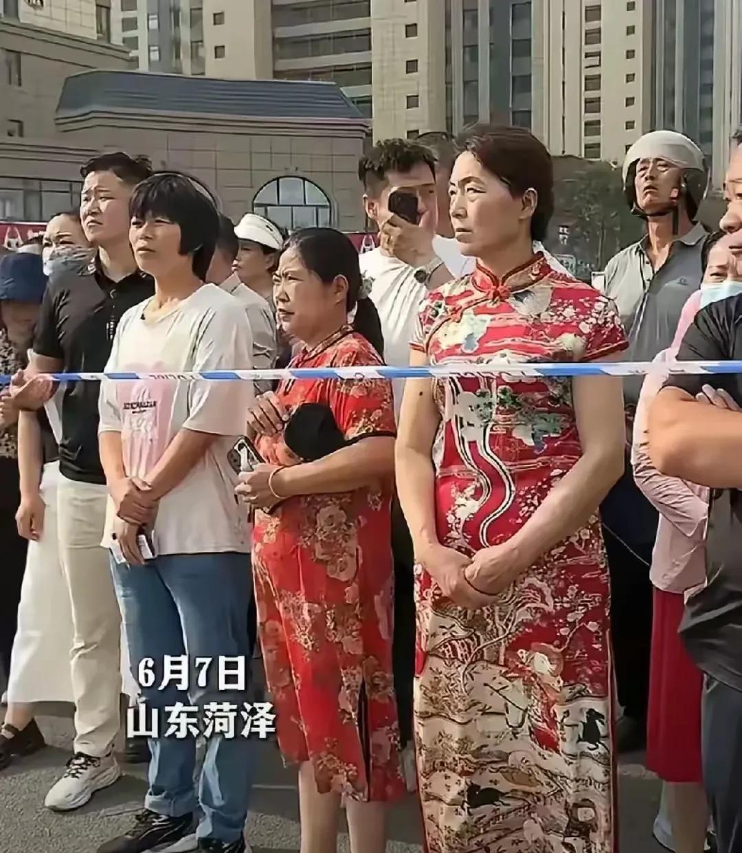 考场外家长焦急的等待着，都期盼着孩子能够乐乐呵呵的从考场里走出来，父母之心，人之