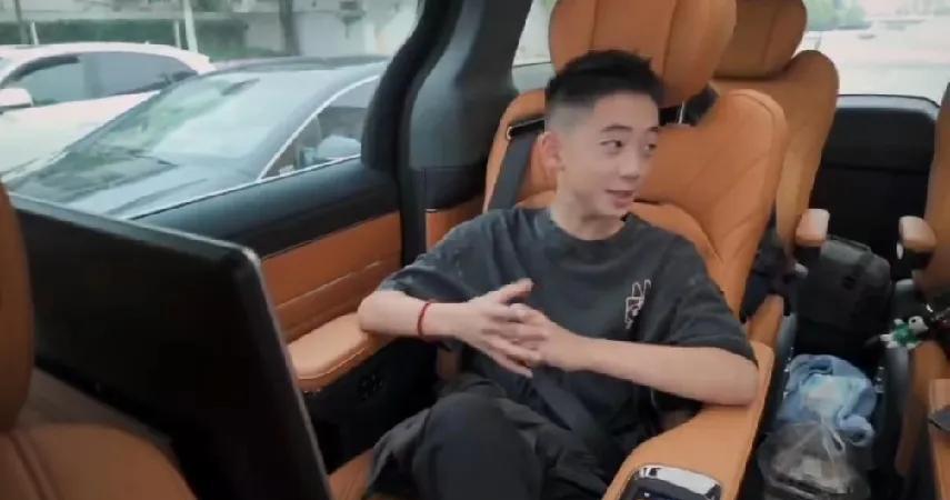 陈小春和应采儿的大儿子jasper还和小时候一样是个暖男，在应采儿晒出的视频里j