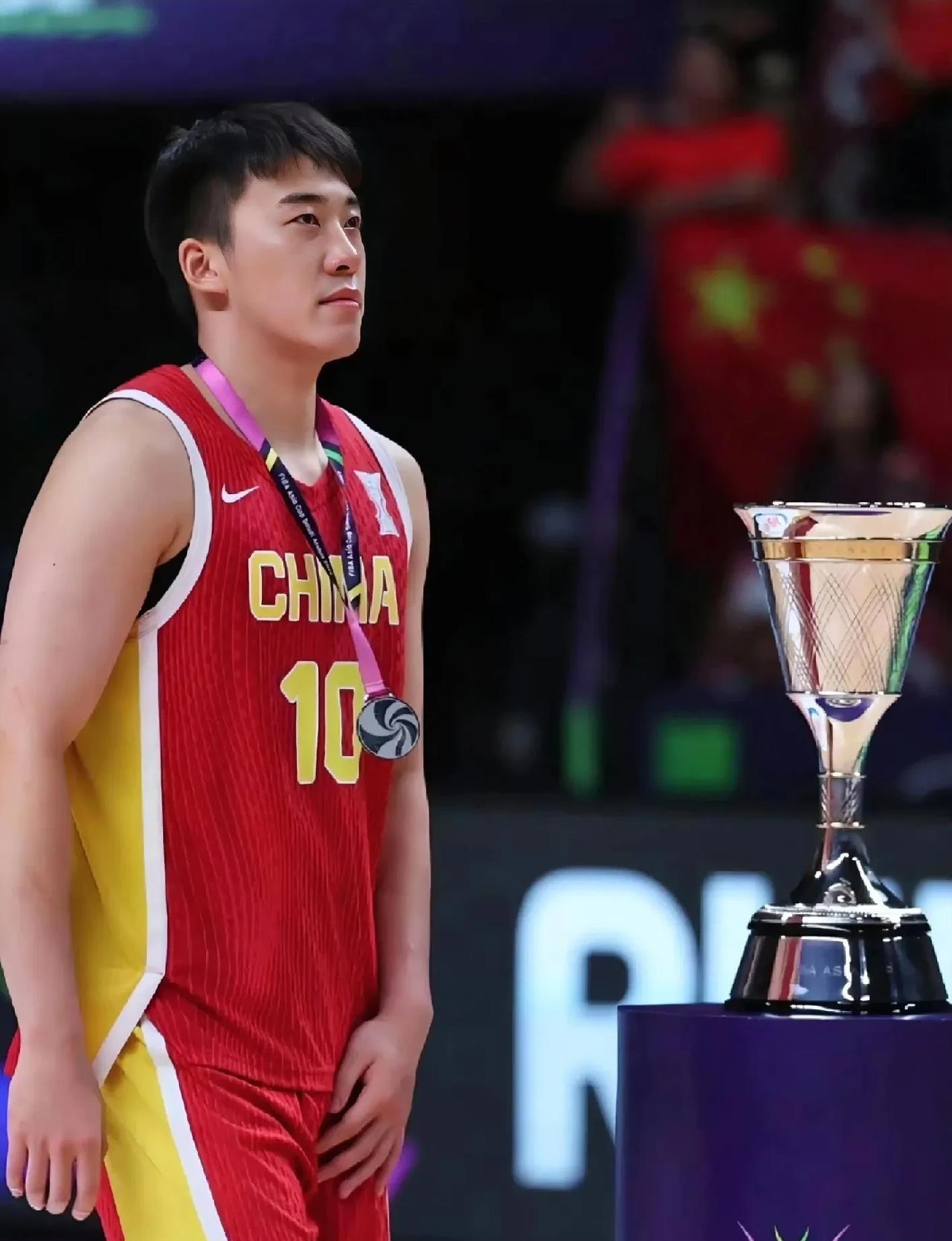 果然姜还是老的辣，
郭士强只一眼就看出了，
王俊杰是中国男篮在
4号位上需要的那