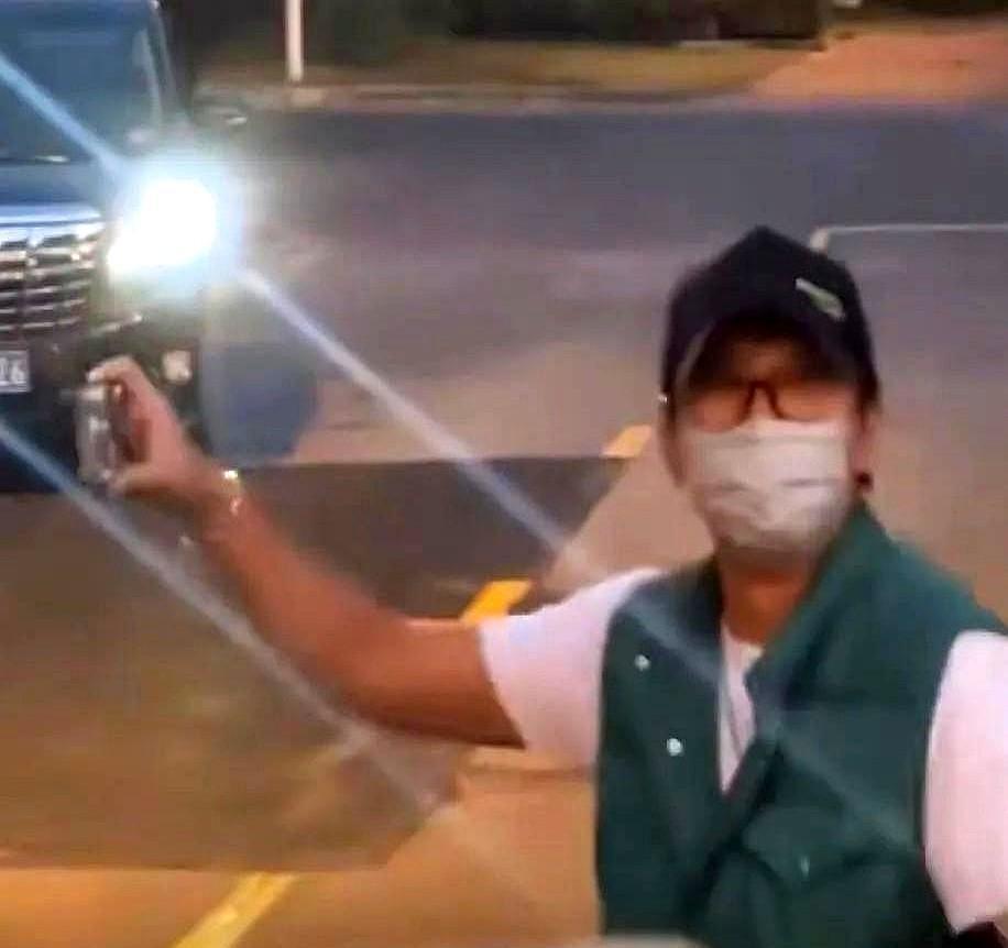 邓超昨晚在机场闹了个大乌龙！

邓超大哥真是有趣，前几天在机场上演了一出“乌龙认