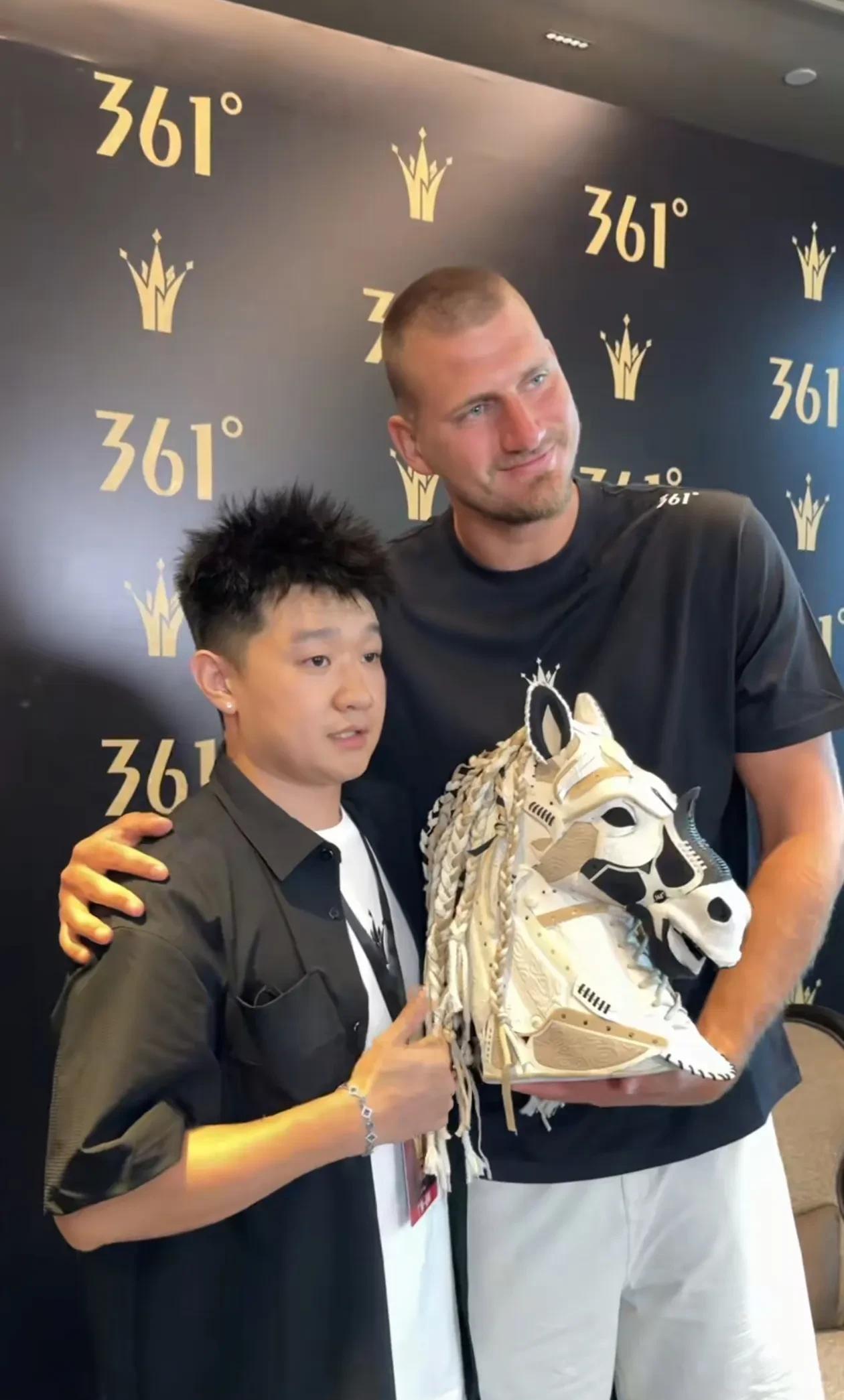 约基奇开启中国行，今天活动现场，品牌方送上了一份精美绝伦的礼物！
用约基奇的球鞋