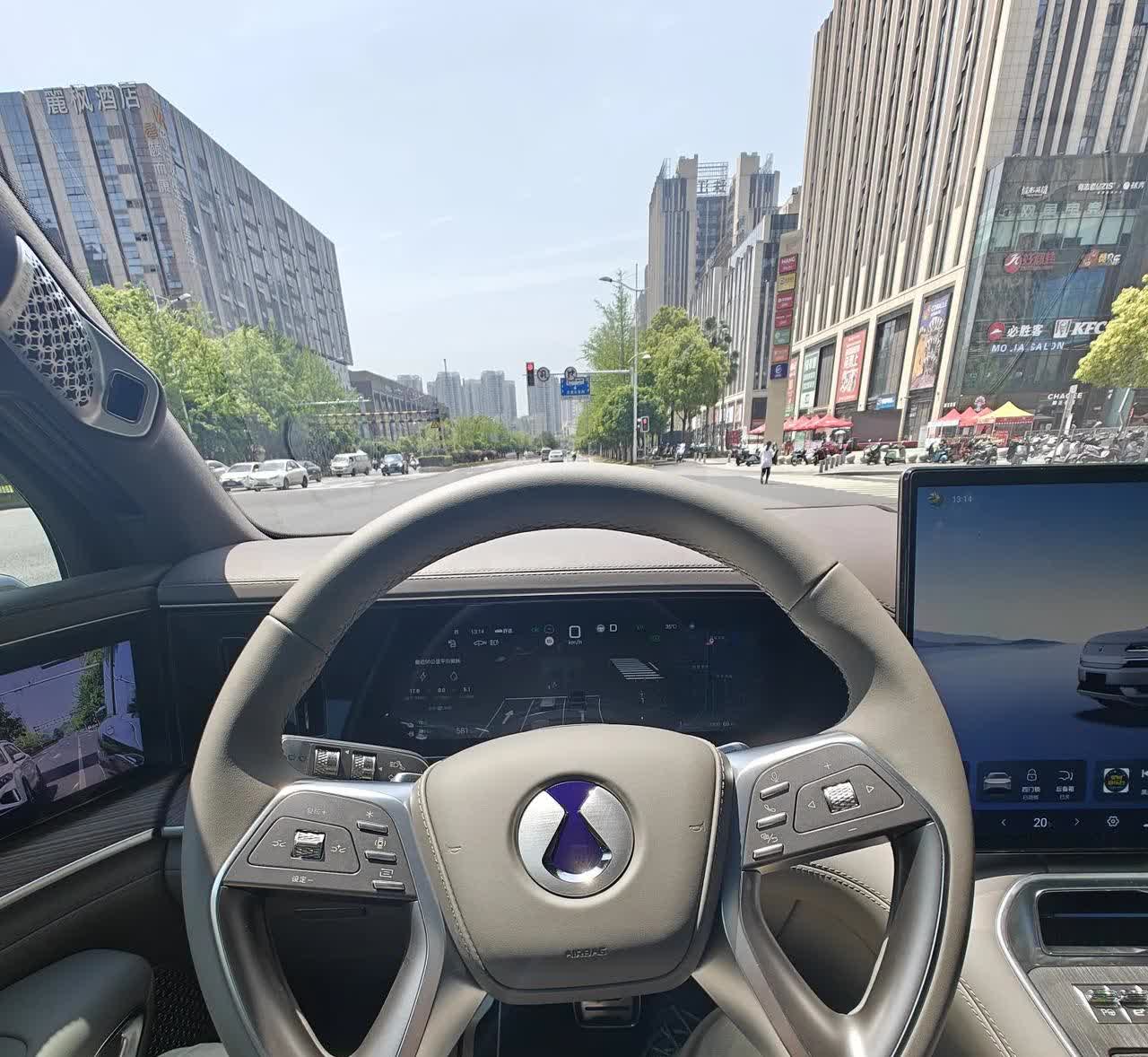 讲几点：
电子后视镜需要时间适应，一开始并道信心不足，需要去找屏幕。
后备箱