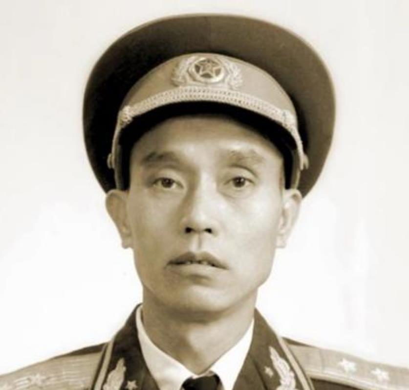 1947年，一名解放军师长，大腿根部受伤住院，这时，一19岁女护士来到他的病房，