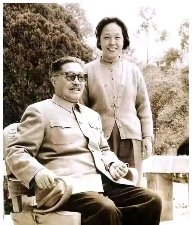 1969年，贺龙因腰伤，无法解大便，看着丈夫如此痛苦，薛明想到了一个办法：口含肥