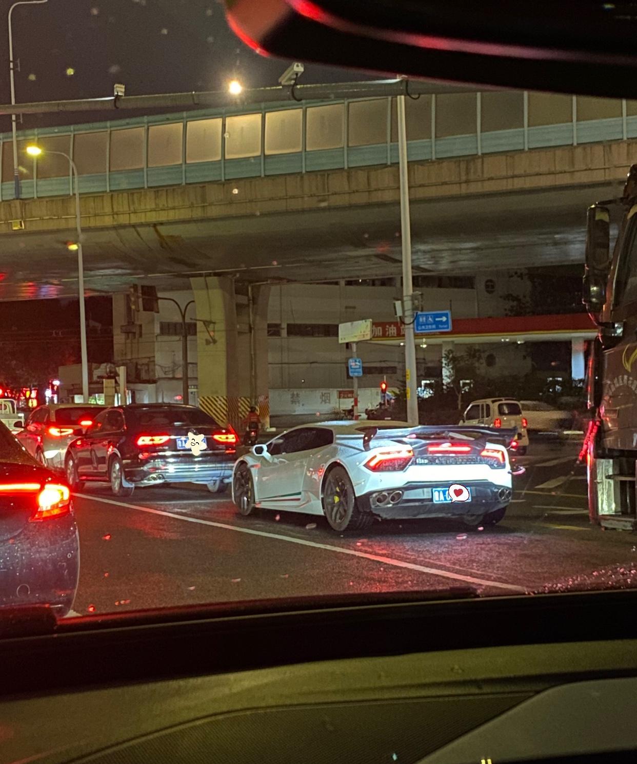 捕捉一辆漂亮的小车，超酷，从后面开过来时的轰鸣声挺吸引人。
现在济南街道上也是随
