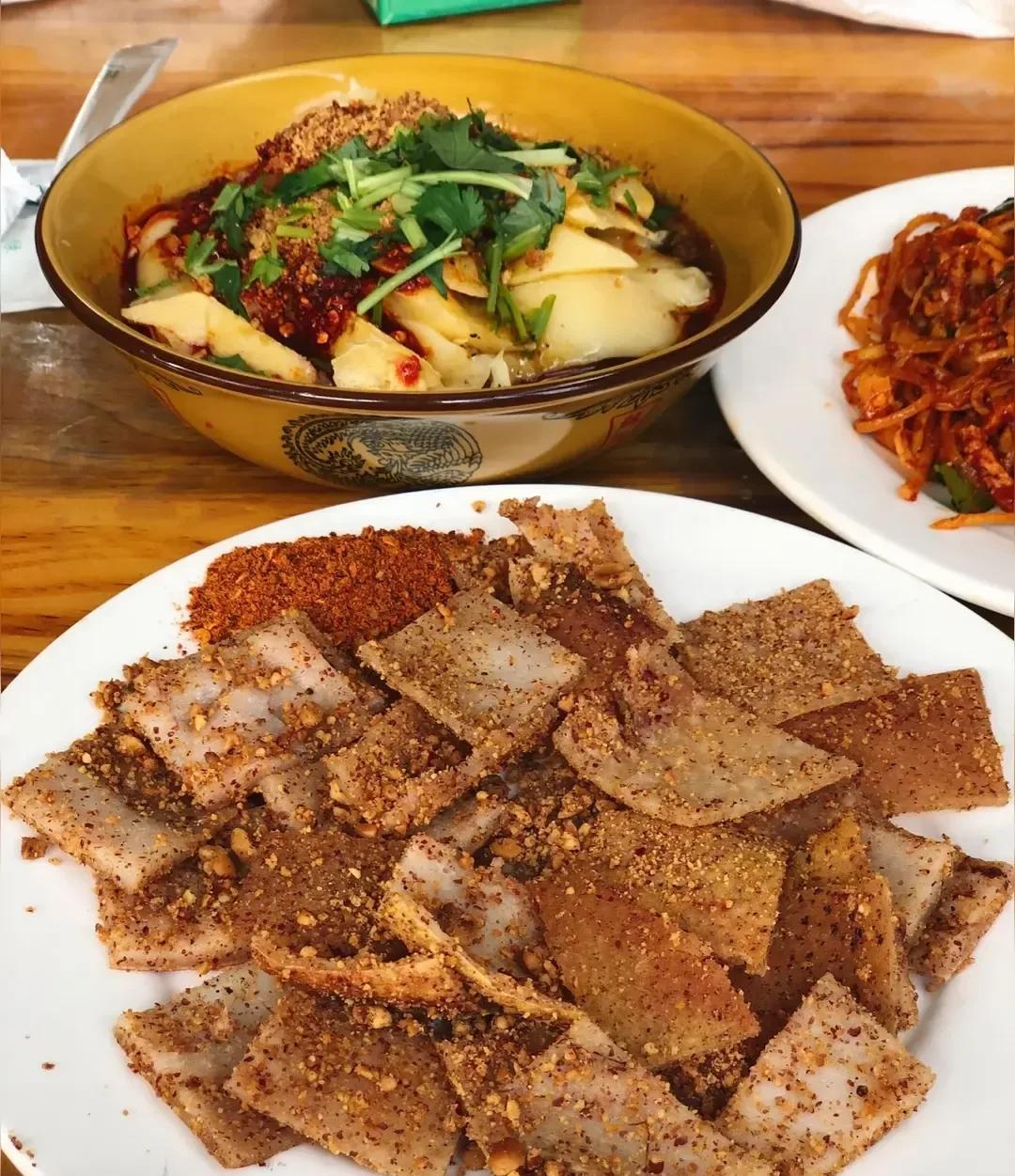          名副其实的家乡大理的生皮。一小盘，没有肉，全是皮，嚼劲十足！
