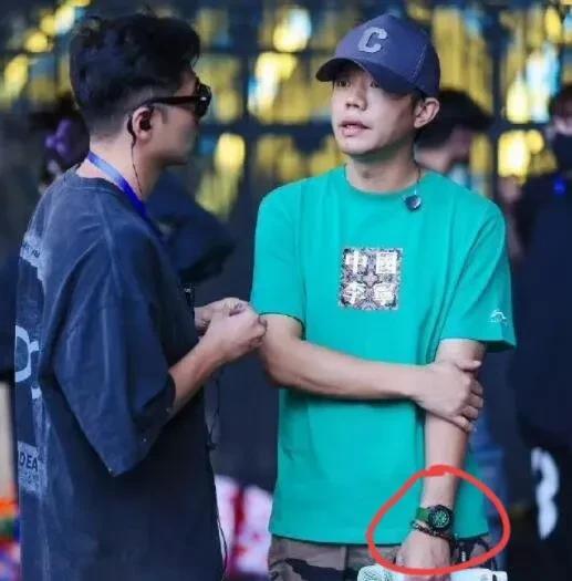 曾毅的公关和曾黎的公关团队是同一个吗？曾毅戴表盘图案低俗的精工手表被骂后，曾毅居