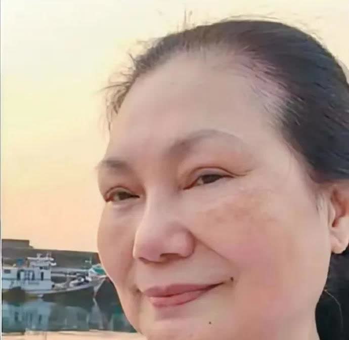 快看呀，快看呀！
S妈无视葛思齐的喊话，拒不回答珠宝去向，网友好心建议S妈提告