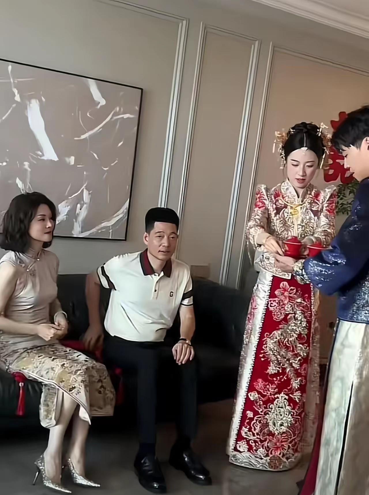 看这个新娘子的颜值，真的是太惊艳了！不知道哪里的小伙子能娶到这么漂亮的老婆，幸福