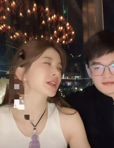 之前赵韩樱子一直说她男朋友是娱乐圈男顶流，她描述的她男朋友拍戏太忙都不理她，爱吃