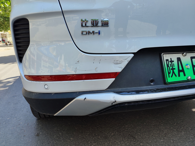 后保险杠被蹭了点皮，4儿子店说只能换新的
被电动车撞了，保险杠上边凹陷说是要换这