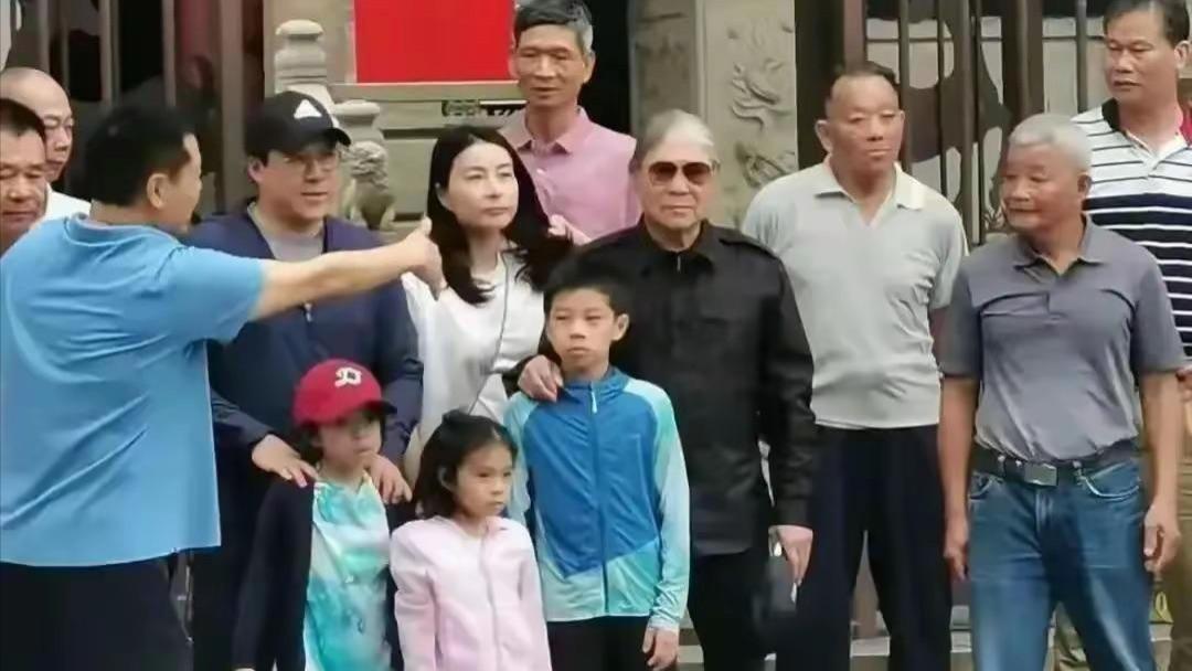 豪门阔太素颜扎发绳回乡祭祖？