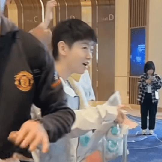 我怎么看小莎这次的发型怎么那么眼熟了，居然小莎也留了楚钦一样的狼尾了？[憨笑]#