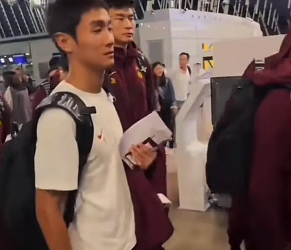 国足动身前往西亚拉练啦！主教练伊万的近照看起来状态令人担忧呢！
从照片上能够清晰