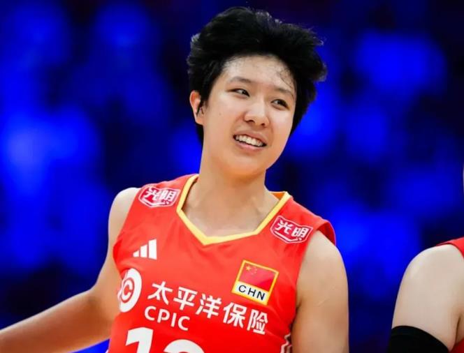 缺少核心主攻吴梦洁的中国女排，首局21-25不敌意大利，替补吴梦洁上场的董禹含发