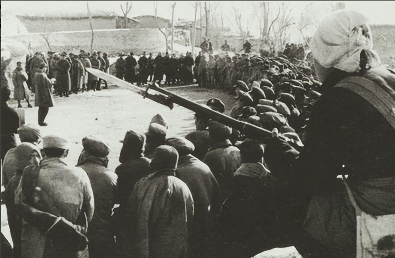 1946年，刘伯承想打敌王牌师，等到点将时，名将们沉默不语。邓在一旁激道：那还是