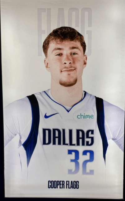 独行侠记者Mike Curtis晒图：
库珀-弗拉格是独行侠训练场内球员墙上的最