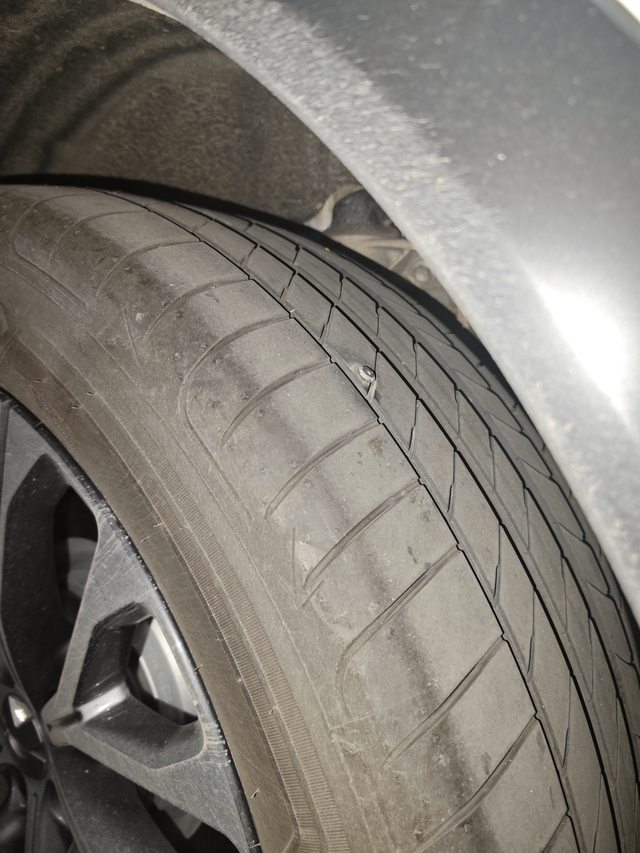 轮胎被扎又得麻烦nio小哥了
记录一个月车胎被扎两次，第一次在一个凌晨的深夜，报